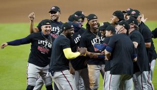 Jugadores de Atlanta Braves festejan el triunfo 