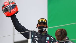 Lewis Hamilton con el casco de Schumacher