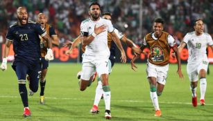 Riyad Mahrez y sus compañeros festejan victoria de Argelia