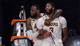LeBron James y  Anthony Davis festejan el título de Lakers