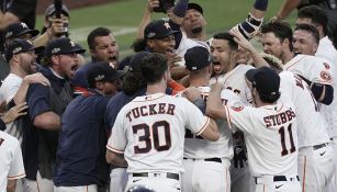 Jugadores de Astros festejan la victoria sobre Rays