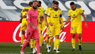 Real Madrid: Sergio Ramos salió lesionado ante Cádiz y es duda para el Clásico