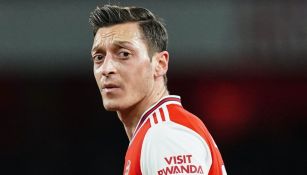 Mesut Özil en un partido con el Arsenal