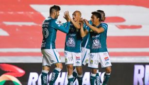 Jugadores de León celebran gol ante Gallos