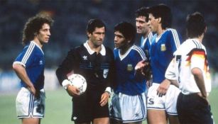 Edgar Codesal con el balón junto a Diego Armando Maradona en la final del Mundial