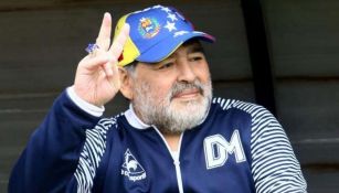 Diego Armando Maradona saludando a sus fanáticos