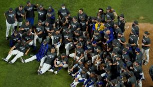 El equipo de los Dodgers celebrando la conquista de la Serie Mundial