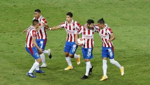 Jugadores de Chivas celebran gol vs Rayados