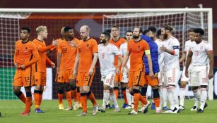 Jugadores de Holanda y España en saludo