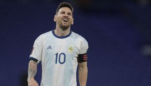 Messi se lamenta tras el gol que le anularon