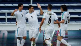 Jugadores uruguayos celebran gol ante Colombia