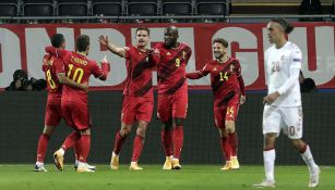 Jugadores de Bélgica festejan anotación ante Dinamarca