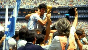 Diego Maradona levantando la Copa del Mundo