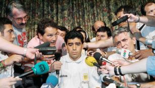 Diego Armando Maradona rodeado de medios de comunicación
