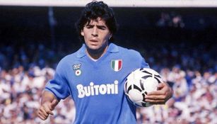 Maradona durante un duelo con el Napoli 