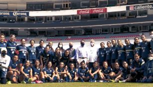 Emilio Azcárraga con integrantes del América Femenil en el Estadio Azteca
