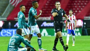 Chivas: Carlos Reinoso criticó la falta de uso del VAR en la Semifinal de Ida ante León