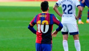 Messi colocándose la playera blaugrana luego de festejar en honor a Maradona 