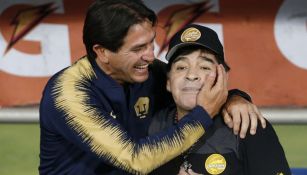 Marioni abraza a Maradona previo a juego entre Pumas y Dorados