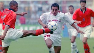 Cuauhtémoc Blanco en acción ante Holanda en el Mundial de Francia 1998