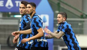 Jugadores del Inter festejando ante Spezia