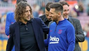 Carles Puyol platica con Lionel Messi en Barcelona 