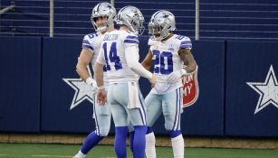 Jugadores de los Dallas Cowboys festejan un TD