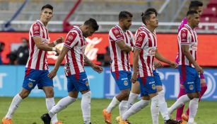 Jugadores de Chivas tras un duelo en Liga MX 