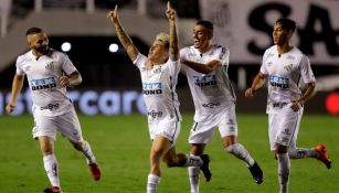 Jugadores de Santos en festejo de gol
