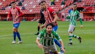 Diego Lainez recibiendo falta ante el Sporting de Gijón