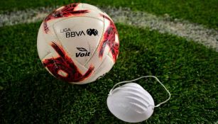 Balón de la Liga MX y un cubrebocas