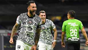 Emanuel Aguilera festeja un gol con el América en el Azteca 