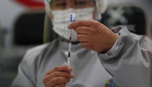 Una enfermera de Bolivia a punto de aplicar la vacuna Sputnik V
