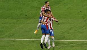 Alexis Vega, JJ Macías y Uriel Antuna festejan un gol 