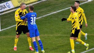 Stefan Posch reclama a Erling Haaland por polémico gol