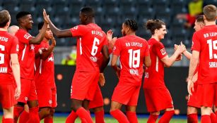Jugadores del Leipzig celebran victoria sobre el Hertha