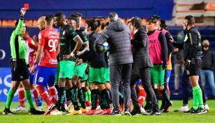 Discusión entre jugadores de Santos y Atlético de San Luis
