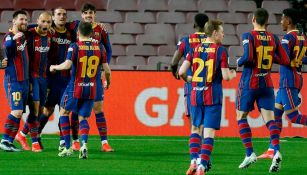Jugadores del Barcelona festejan una anotación frente al Sevilla