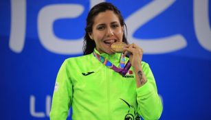 Vianney Trejo, nadadora paraolímpica celebra su medalla de oro