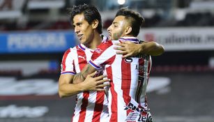Alexis Vega festeja un gol con JJ Macías