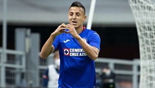 Roberto Alvarado en festejo de gol