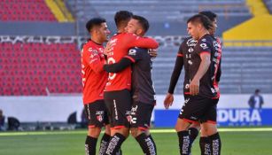 Jugadores de Atlas celebran gol vs Juárez 