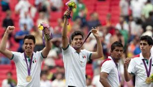 Jugadores de México en festejo tras vencer a Brasil en Londres