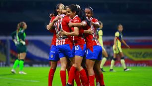 Jugadoras de Chivas Femenil festejan un gol