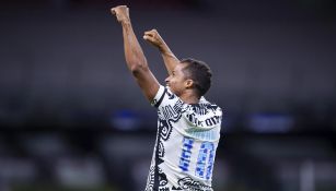 Giovani Dos Santos tras su gol contra Necaxa