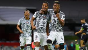 Giovani dos Santos celebra con sus compañeros un gol con las Águilas