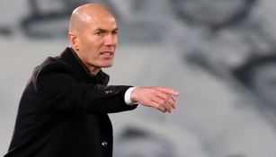 Zidane hace indicaciones en un juego del Real Madrid