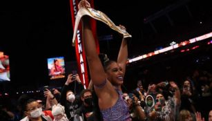 Bianca Belair festeja su victoria en Wrestlemania 37