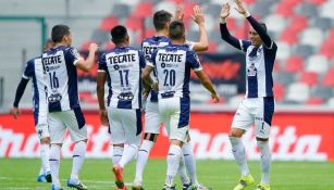 Jugadores de Rayados festejan el triunfo ante Toluca 