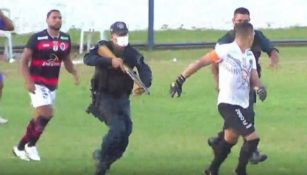 Policías intervinieron para frenar un altercado en un partido de Brasil
